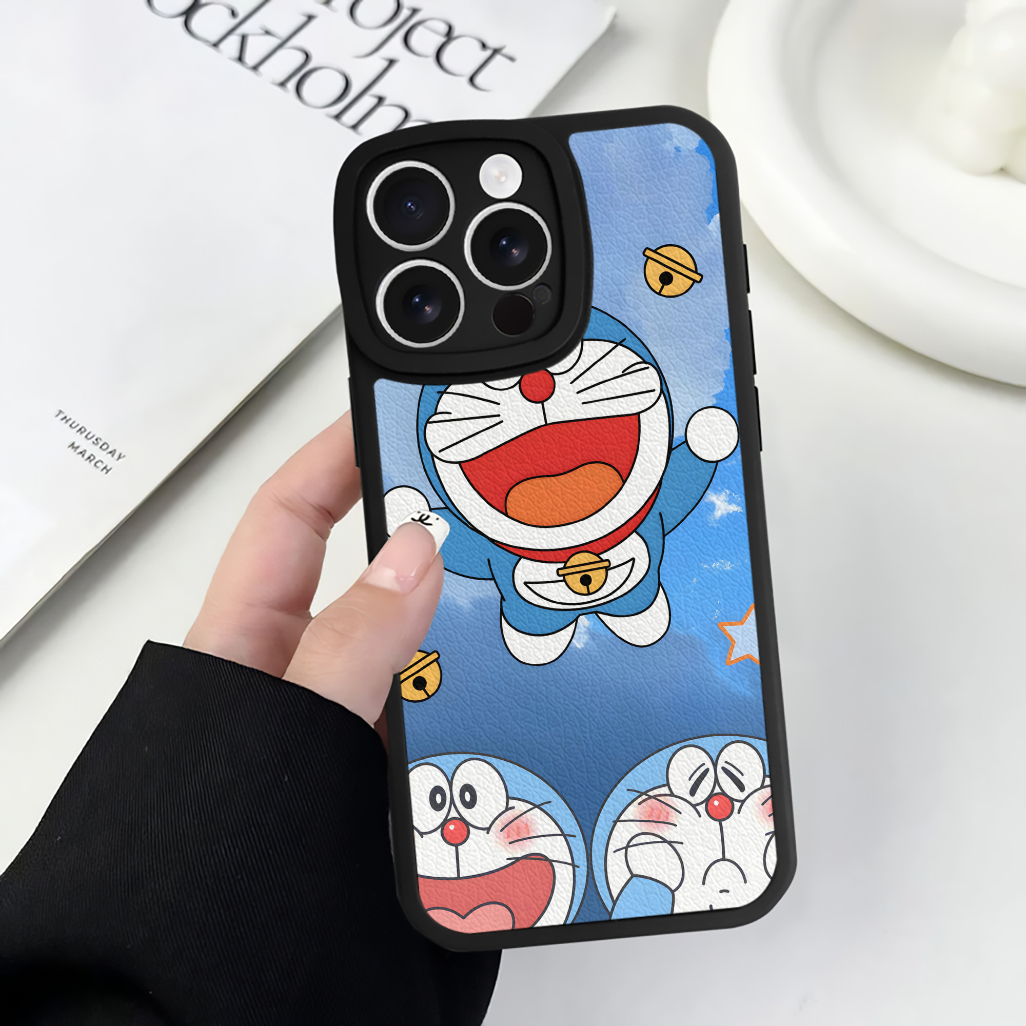 （画像用） ドラえもん Doraemon 【iPhone 16シリーズ対応】シリコンスマホケース（レザー調） 材質：シリコン